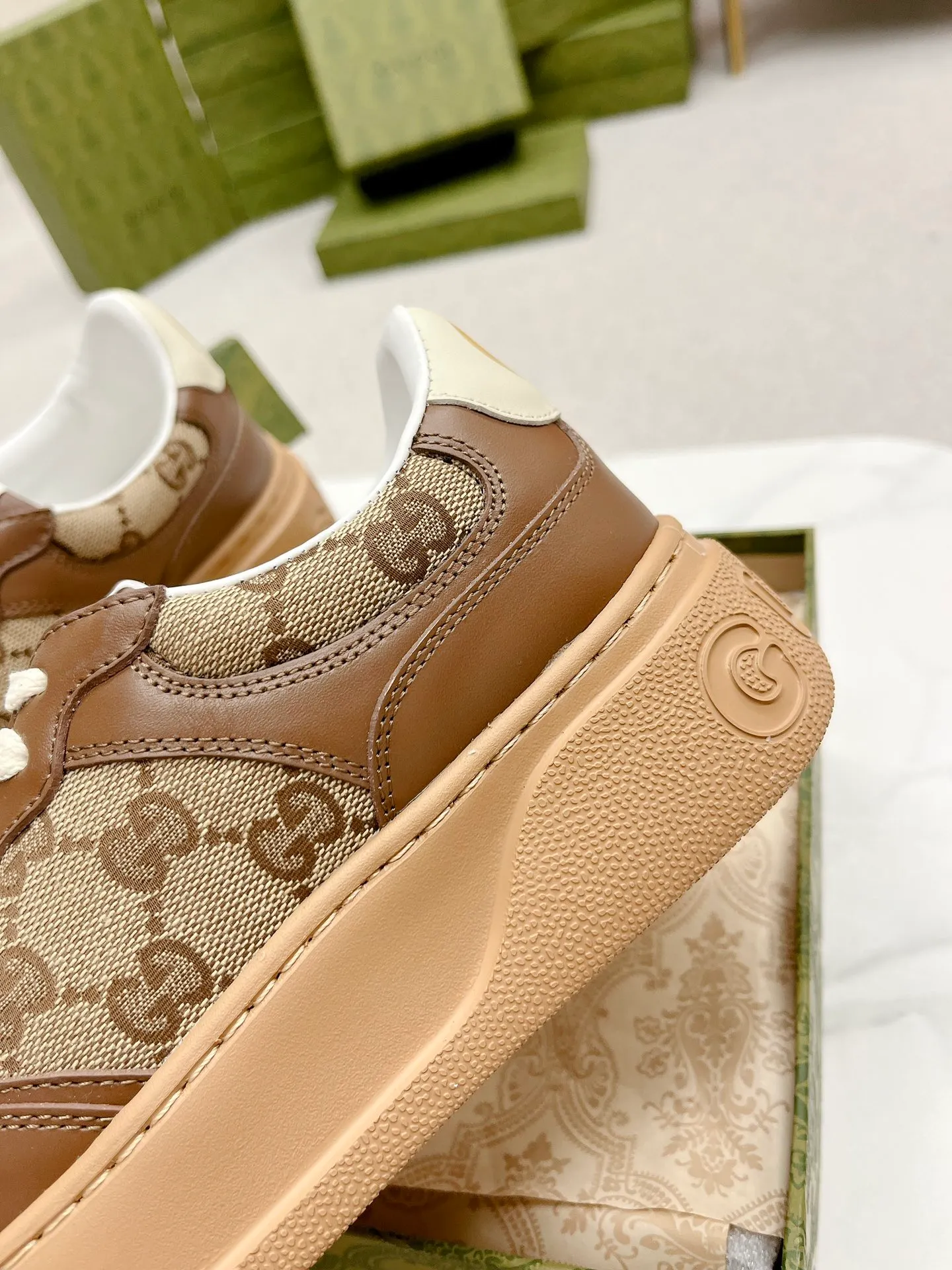 👟👟Ex-factory price 480👟👟 Gucci - the new Chunky B series lightweight soft thick sole sports series! G's couple's white shoes, Gucci counter style, Gucci catwalk style! The style design is light, luxurious and retro...thick sole increases height...similar to an upgraded version of classic white shoes! Original customized cowhide fabric (classic old floral fabric, perforation, embossing process), cowhide lining, original foam lightweight outsole, GG Logo on the heel, 4cm thick sole, classic Gucci webbing... Women's 35-40/Men's 39-44 (full size) Women's 41, Men's 45 are custom-made and non-returnable